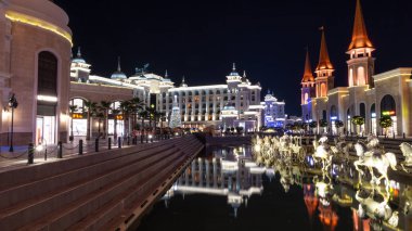 Belek, Türkiye-1 Aralık 2018: Land of Legends temalı alışveriş merkezinde heykelleri olan ana havuz. Gece.