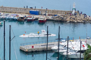 Antalya, Türkiye-6 Nisan 2019: küçük sivil denizaltı yat limanından ayrılıyor.