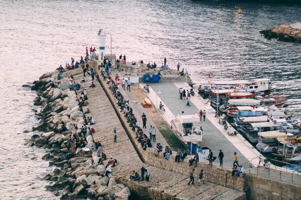 안탈 리아, 터키-22 일 2018: 안탈 리아의 요트 항구에 있는 사람들. — 스톡 사진