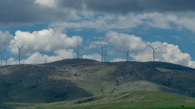 Beyaz bulutlar ve rüzgar türbinleri ile Peyzaj.