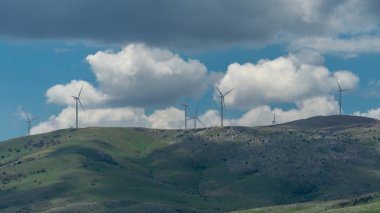 Beyaz bulutlar ve rüzgar türbinleri ile Peyzaj.