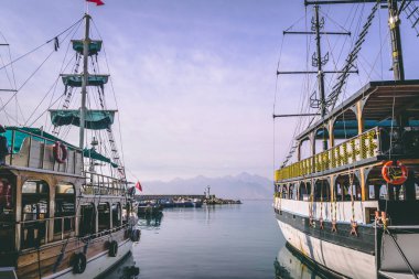 25 Kasım 2018; Antalya, Türkiye - İki büyük turistik yat ile uzak ışık evi görünümü.