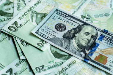 Amerikan Doları banknot ve Turksh Lirası banknot yan yana