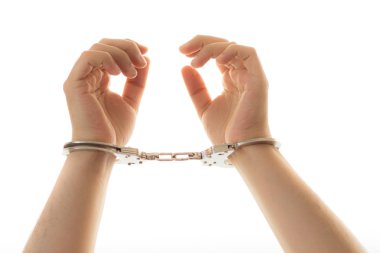 Kelepçeli tutuklandı adam