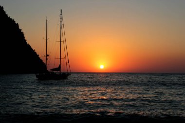 Fethiye - Türkiye (1 long tail tekne ile tropikal denizde güzel gün batımı)
