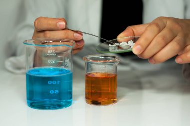Bilim adamı el ve test tüpleri rafa şişeye
