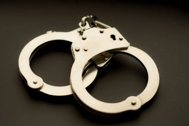 Kelepçe siyah artalanları üzerinde