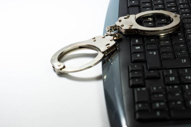 Kelepçe beyaz artalanları klavyede üzerinde