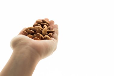 Badem üzerinde beyaz artalanları holding eller