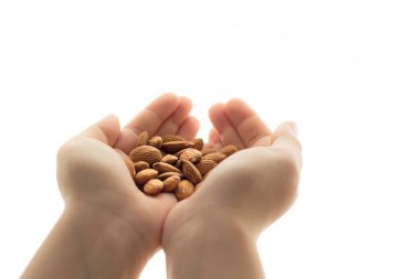 Badem üzerinde beyaz artalanları holding eller