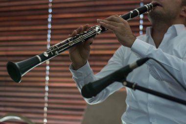 Erkek müzisyen oyun clarine