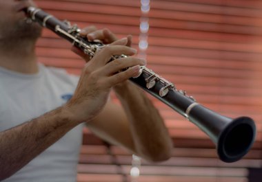 Erkek müzisyen oyun clarine