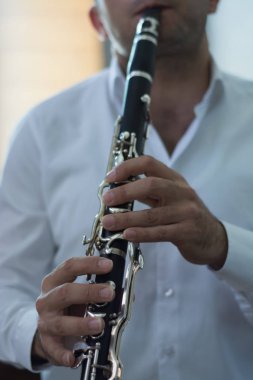 Erkek müzisyen oyun clarine