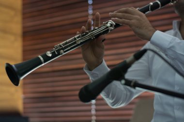 Erkek müzisyen oyun clarine