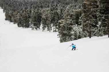 Adam kayakçı yokuş aşağı çalışan