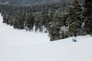 Adam kayakçı yokuş aşağı çalışan