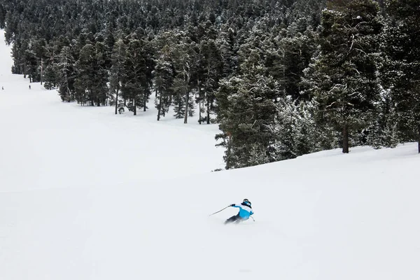 Homem Esquiador Correndo Downhill — Fotografia de Stock