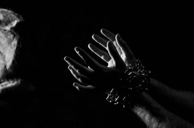 İki el eski paslı zinciri ve bir asma kilit ile zincirli