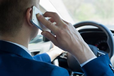 Cep telefonu arabaya kullaranarak