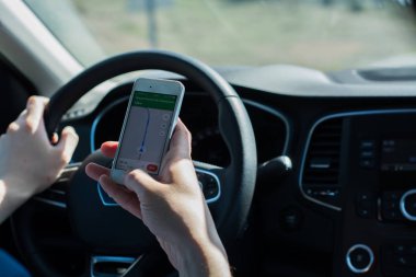 Cep telefonu arabaya kullaranarak