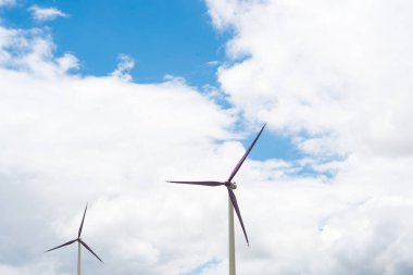 Bulutlar hareket ile rüzgar türbini 