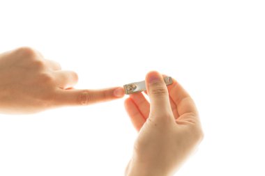 Tırnak makası kullanarak kadın kesme çivi