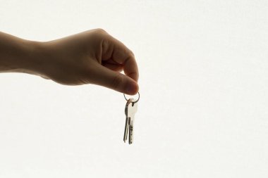 Kadın el ile bir anahtar
