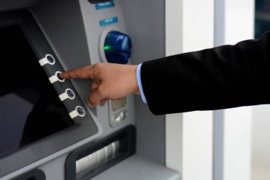 İş adamı kendi kredi kartı Atm koydu. 