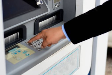 İş adamı kendi kredi kartı Atm koydu. 