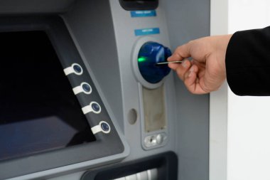 İş adamı kendi kredi kartı Atm koydu. 
