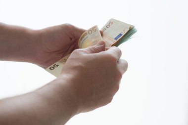 adam beyaz fon ile para sayma