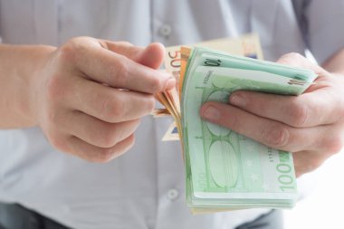 adam beyaz fon ile para sayma