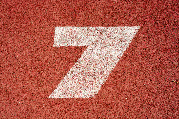 Беговая дорожка номер в спортивном поле
