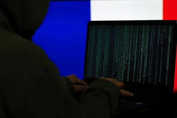 Cyber-Angriff vor der Flagge des Landes — Stockbild Cyber Angriff Vor Der Flagge Des Landes — Stockfoto