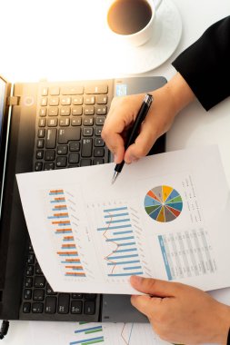 İş kadını masada dizüstü bilgisayar kullanırken çok ciddiyim