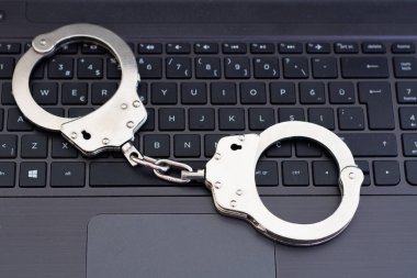 Siber suç kavramı. Dizüstü bilgisayar üzerinde kelepçe