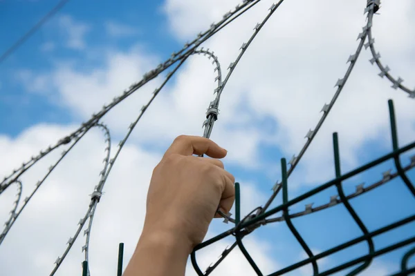 Hand Eines Flüchtlings Hinter Stacheldraht — Stockfoto