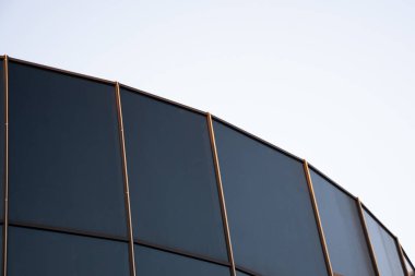 Cam mimarisi. Çağdaş ofis binası cephesinin çift pozlama eğim fotoğrafı