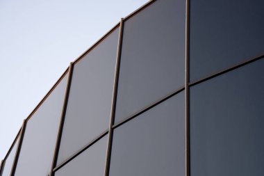 Cam mimarisi. Çağdaş ofis binası cephesinin çift pozlama eğim fotoğrafı