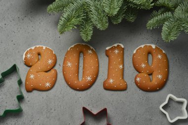2019 numaraları Noel çerezleri gri arka plan üzerinde