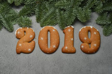 2019 numaraları Noel çerezleri gri arka plan üzerinde