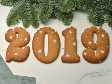 2019 numaraları Noel çerezleri beyaz arka plan üzerinde