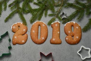 2019 numaraları Noel çerezleri gri arka plan üzerinde