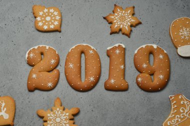 2019 numaraları Noel çerezleri gri arka plan üzerinde