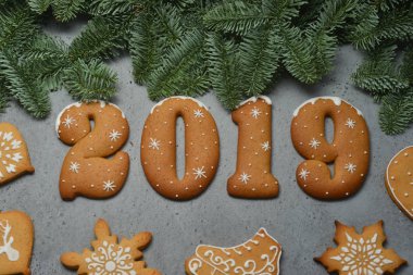 2019 numaraları Noel çerezleri gri arka plan üzerinde