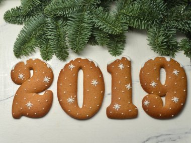 2019 numaraları Noel çerezleri beyaz arka plan üzerinde