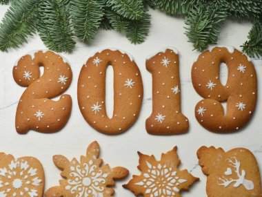 2019 numaraları Noel çerezleri beyaz arka plan üzerinde