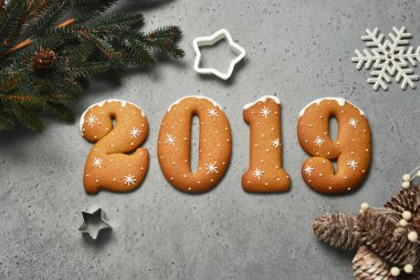 2019 numaraları Noel çerezleri gri arka plan üzerinde