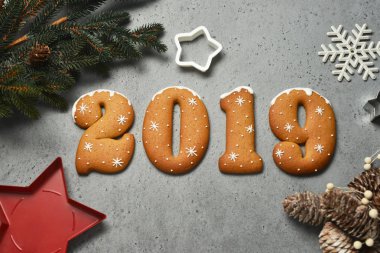 2019 numaraları Noel çerezleri gri arka plan üzerinde