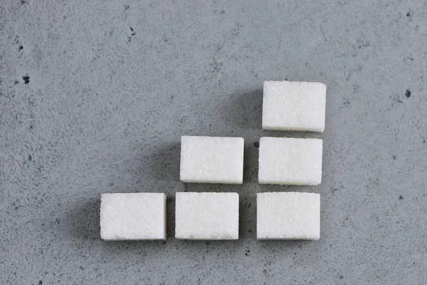 Égaliseur raffiné de cubes de sucre sur table en béton — Photo